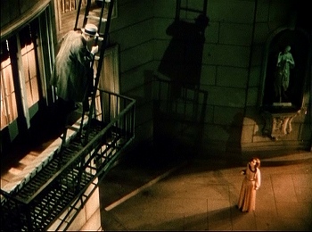 『ドクターX』  1932、約21分：バルコニー、非常用梯子とその影