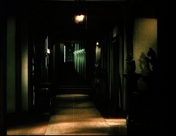 『ドクターX』  1932、約34分：別荘、2階廊下