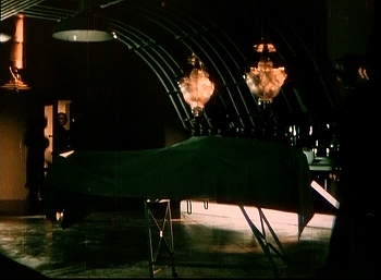 『ドクターX』  1932、約56分：検屍が行なわれた部屋