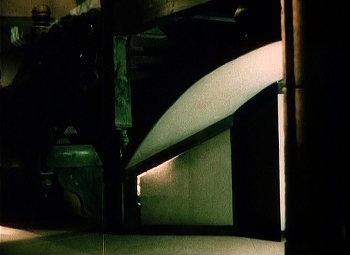 『ドクターX』  1932、約1時間9分：アーチの下の隠し扉