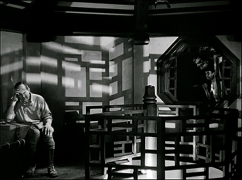 『成吉斯汗の仮面』 1932、約25分：格子の影