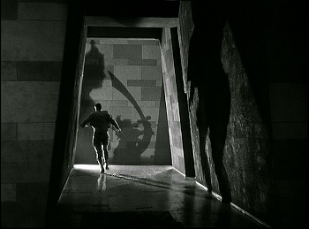 『成吉斯汗の仮面』 1932、約1時間6分：集会場への廊下(2)