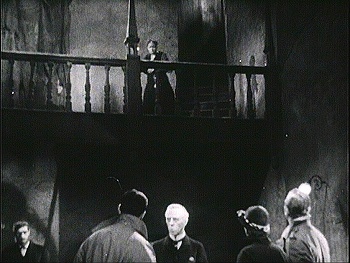 『魔の家』 1932、約8分：中2階歩廊と扉の奥の階段
