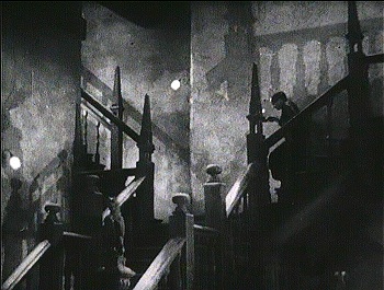 『魔の家』 1932、約8分：玄関向かいの階段