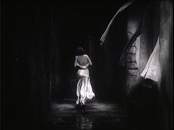 『魔の家』 1932、約17分：玄関左手の廊下、風に翻るカーテン