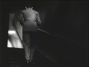 『魔の家』 1932、約37分：中3階から上への階段
