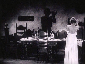 『魔の家』 1932、約38分：影絵遊び