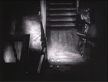 『魔の家』 1932、約55分：踊り場、上方から