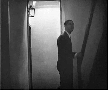 『吸血鬼』 1932、約6分：旅籠、上階への階段