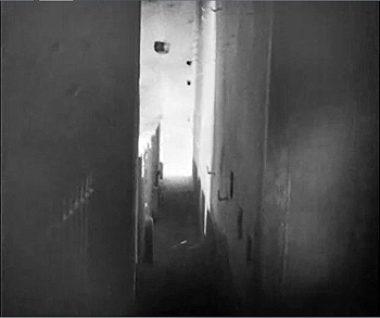 『吸血鬼』 1932、約14分：第1の館、狭い通路