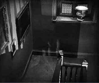 『吸血鬼』 1932、約53分：第2の館、踊り場と光