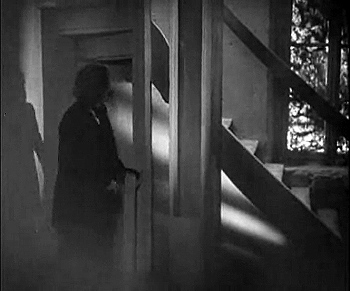 『吸血鬼』 1932、約1時間9分：水車小屋、上階へ
