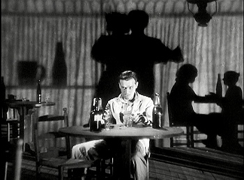 『恐怖城』 1932、約26分：酒場の影たち
