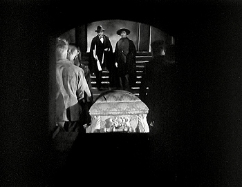 『恐怖城』 1932、約30分：納骨堂、柩置き場内から入口の階段へ