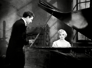 『恐怖城』 1932、約39分：花嫁とピアノの蓋の裏に映るその白い影