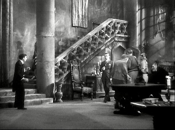 『恐怖城』 1932、約45分：城の大広間、左手の階段附近