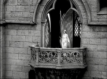 『恐怖城』 1932、約51分：城のバルコニーと花嫁