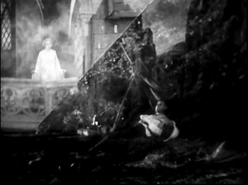 『恐怖城』 1932、約51分：城のバルコニーと浜辺、斜めのスプリット・スクリーンで