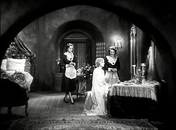『恐怖城』 1932、約52分：花嫁の居室