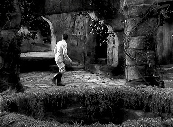『恐怖城』 1932、約53分：地面に穴の開いた場所