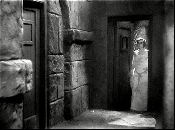 『恐怖城』 1932、約58分：二つの扉のある廊下