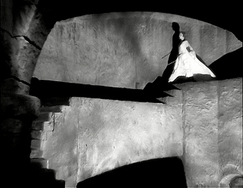 『恐怖城』 1932、約59分：二つの扉の内一つから入った水路のある空間、上方