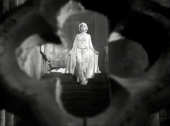『恐怖城』 1932、約59分：大広間の階段を降りてくる花嫁