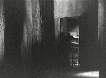 『月光石』 1933、約58分：厨房と玄関広間を結ぶ廊下