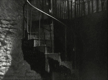 『月光石』 1933、約1時間5分：屋外の螺旋階段