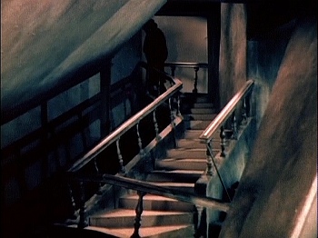 『肉の蝋人形』 1933、約52分：ビルの地下室への階段