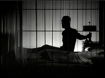 『黒猫』 1934、約11分：身を起こす影