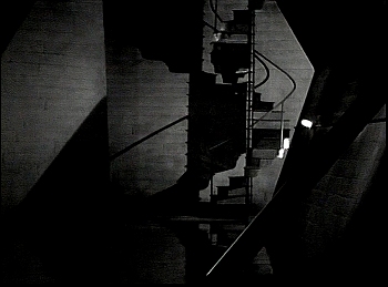 『黒猫』 1934、約32分：地下への螺旋階段、通路から
