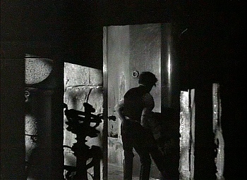 『古城の扉』 1935、約25分：書斎から隠し部屋