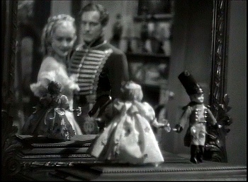 『古城の扉』 1935、約41分：大佐邸、鏡と人形