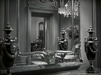 『古城の扉』 1935、約48分：大佐邸、廊下の鏡