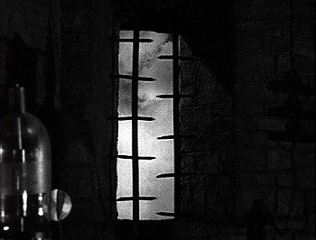 『フランケンシュタインの花嫁』 1935、約1時間3分：見張り塔、窓とその桟