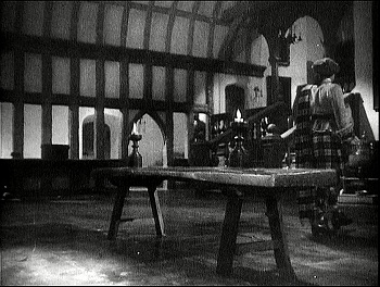 『幽霊西へ行く』 1935、約15分：広間、幽霊暖炉の前から階段の方へ