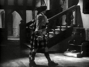 『幽霊西へ行く』 1935、約15分：広間、幽霊階段の右の扉へ