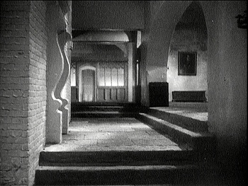 『幽霊西へ行く』 1935、約15分：上階の廊下