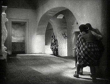 『幽霊西へ行く』 1935、約15分：上階の廊下の脇