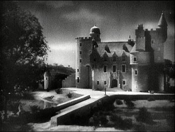 『幽霊西へ行く』 1935、約15分：城、外観、夜