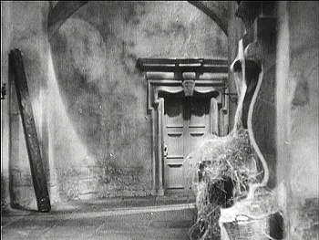 『幽霊西へ行く』 1935、約18分：ドナルドの部屋への廊下（右）