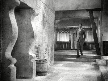 『幽霊西へ行く』 1935、約21分：上階の廊下、20世紀