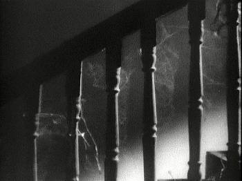 『幽霊西へ行く』 1935、約34分：階段の欄干