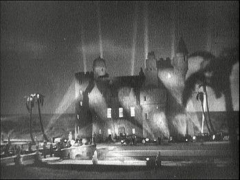 『幽霊西へ行く』 1935、約1時間4分：フロリダでの城、外観、夜