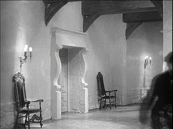 『幽霊西へ行く』 1935、約1時間13分：ドナルドの部屋への廊下（左）、20世紀のフロリダ
