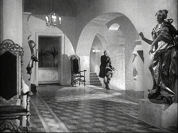 『幽霊西へ行く』 1935、約1時間14分：上階の廊下の脇、20世紀のフロリダ