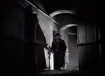 『狂恋：魔人ゴーゴル博士』 1935、約8分：楽屋への廊下