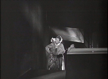 『狂恋：魔人ゴーゴル博士』 1935、約19分：二階への階段