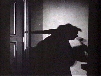 『狂恋：魔人ゴーゴル博士』 1935、約19分：電話に応対する影
